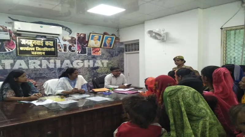 बहराइच : महिलाओं ने वनकर्मियों पर लगाया गंभीर आरोप, कहा - धमकी देकर वसूलते हैं 10 किलो अनाज का अवैध लगान 