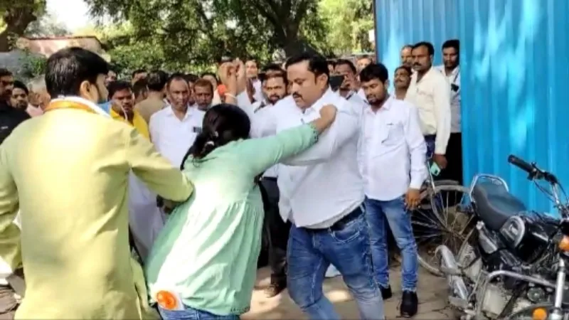 रायबरेली : जमीन बैनामा को लेकर निबंधन कार्यालय में भिड़े परिजन, जमकर हुई मारपीट 