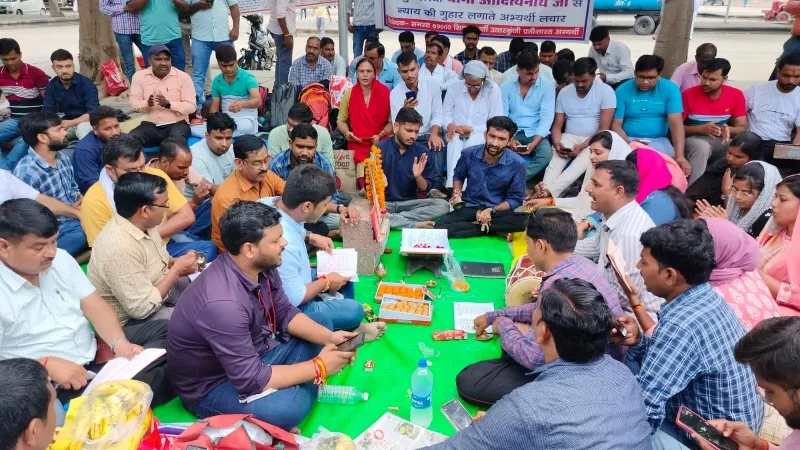 लखनऊ में शिक्षक भर्ती के अभ्यर्थियों ने किया सुंदरकांड पाठ, कहा - SC के आदेश को नजरअंदाज कर रही सरकार 