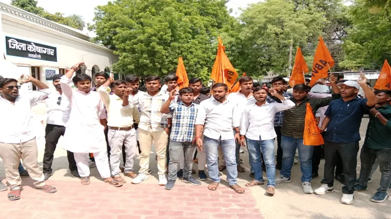 रायबरेली : छात्राओं के पक्ष में उतरा एबीवीपी, पुलिस से हुई झड़प