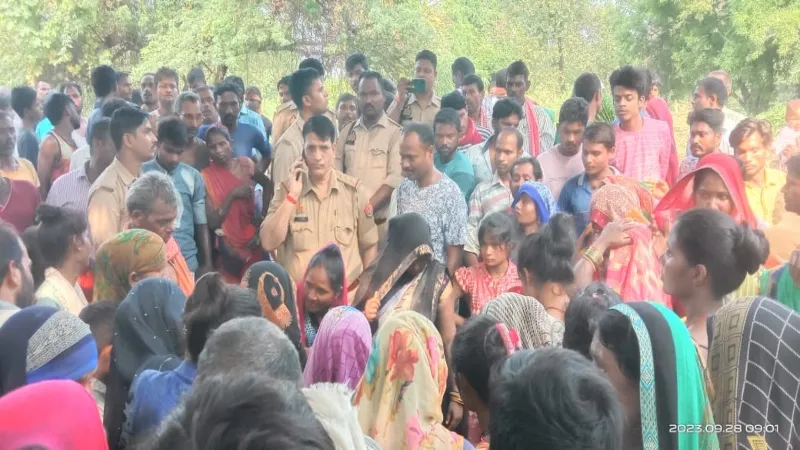 रायबरेली : ट्रैक्टर चालक की पीटकर हत्या, परिजनों ने शव रखकर लगाया जाम 