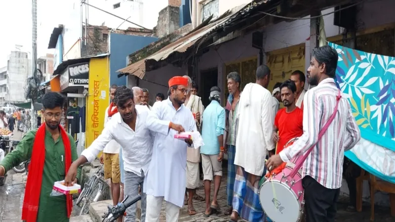बहराइच : घोसी उपचुनाव में जीत पर झूमे सपाई, बांटी मिठाई  