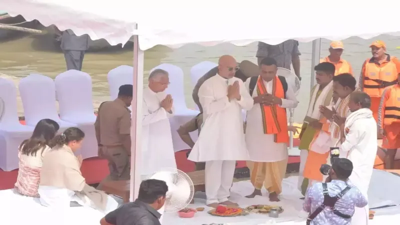 वाराणसी में मॉरीशस के प्रधानमंत्री ने विसर्जित की अपने ससुर की अस्थियां 