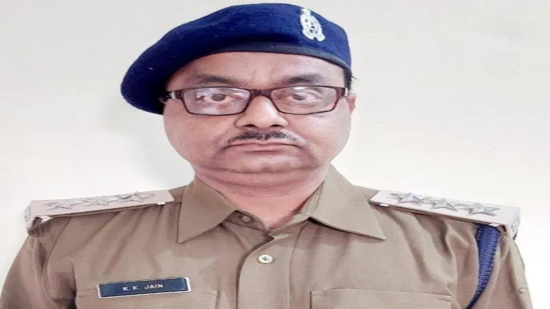 हरदोई : वन रेंजर केके जैन को एंटी करप्शन टीम ने रिश्वत लेते पकड़ा 
