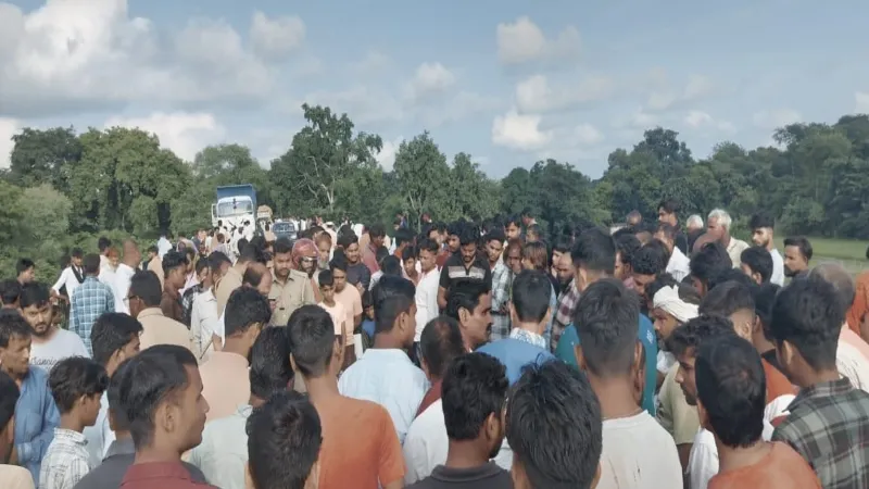 Sultanpur accident : सड़क हादसे में पिता-पुत्र की मौत, तेज रफ्तार बाइक ने मारी टक्कर  