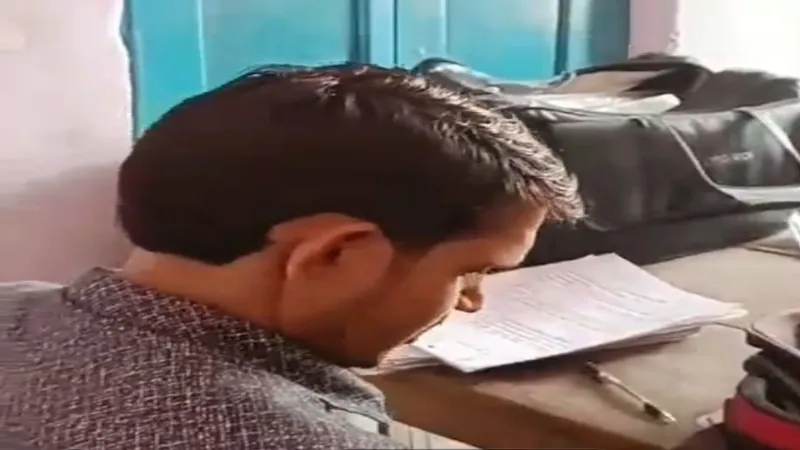 हरदोई : लेखपाल का रिश्वत लेते वीडियो-फोटो सोशल मीडिया पर वायरल