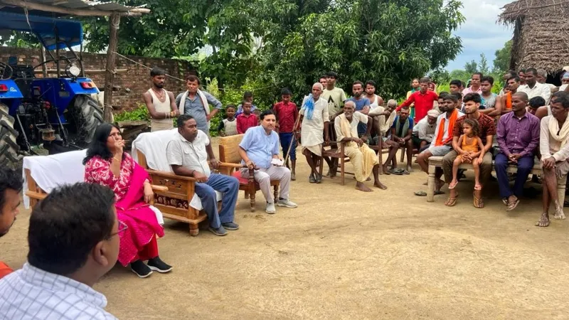 बहराइच : रायगंज पहुंची मुख्य वन संरक्षक रेणु, ग्रामीणों को किया जागरूक  