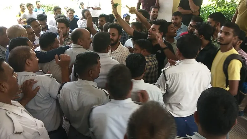 वाराणसी : BHU में शोध प्रवेश परीक्षा के बुलेटिन में खामियां बता छात्रों ने किया प्रदर्शन