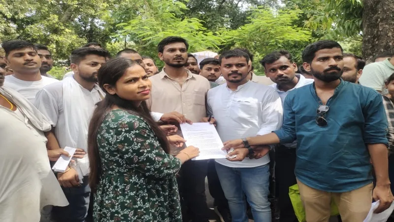 बहराइच : प्राथमिक में बहाली के लिए बीएड डिग्री धारकों का हल्ला बोल