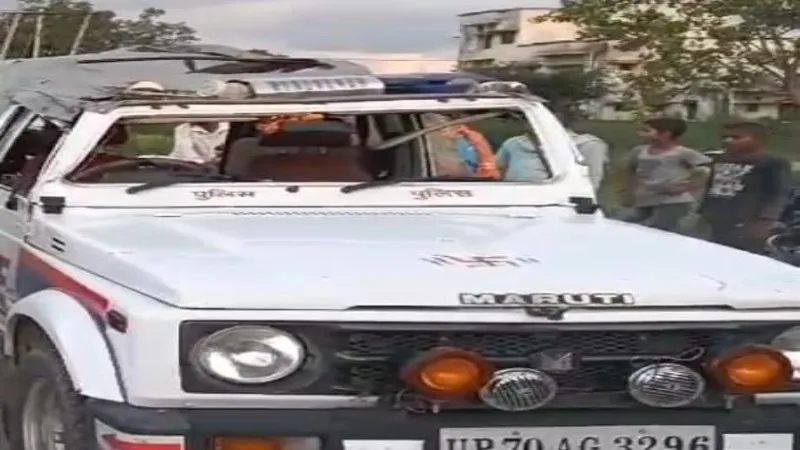 बाघम्बरी मठ के मुख्य पीठाधीश्वर बलबीर गिरी की सुरक्षा में चल रही जिप्सी दुर्घटनाग्रस्त