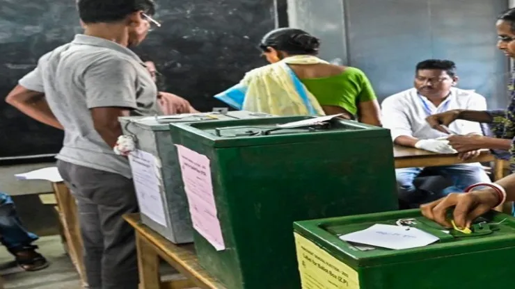 Ghosi bypoll: Ghosi bypoll: मतदान खत्म, मतपेटियों में बंद हुई उम्मीदवारों की किस्मत, आठ सितंबर को आएंगे परिणाम