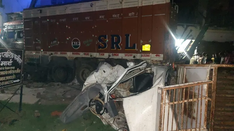 गोंडा : बेकाबू ट्रक ने तीन लोगों को रौंदा, एक बालक की मौत, दो की हालत गंभीर