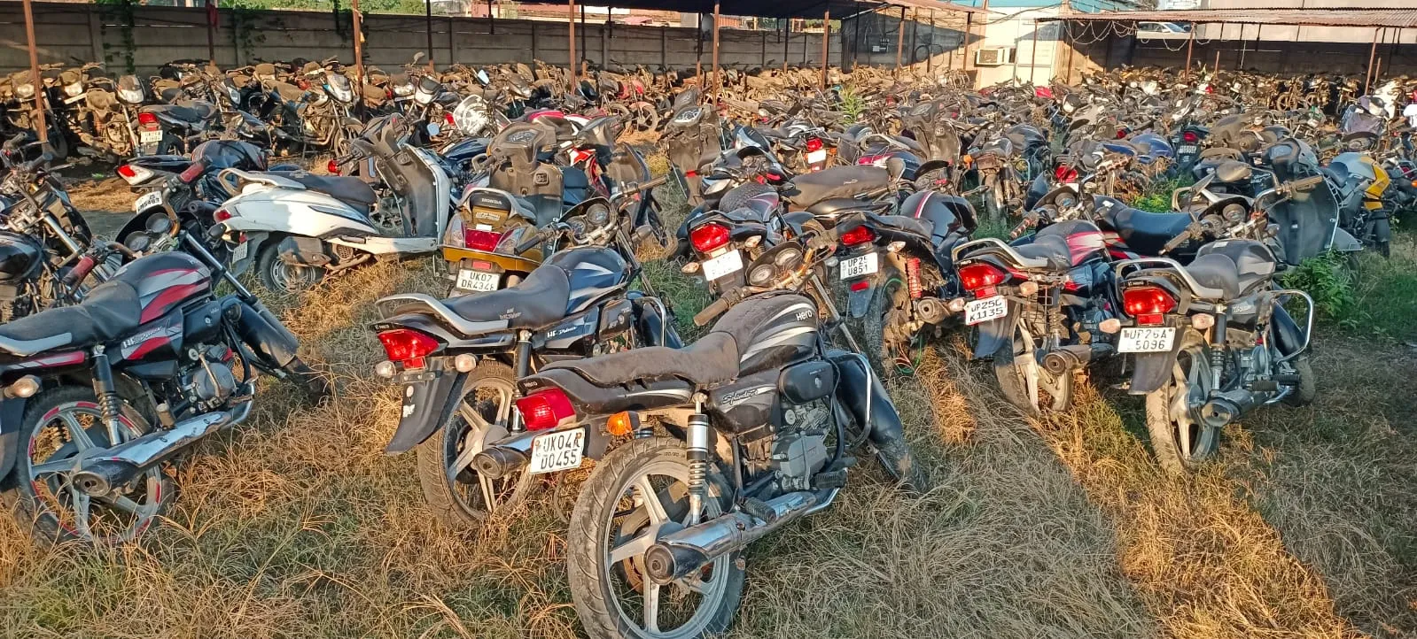 रुद्रपुर : गड़बड़ : गाड़ियों का जखीरा देख चकराया एसओजी का दिमाग, यार्ड में मिलीं हजाराें बाइकें, कार व डंपर