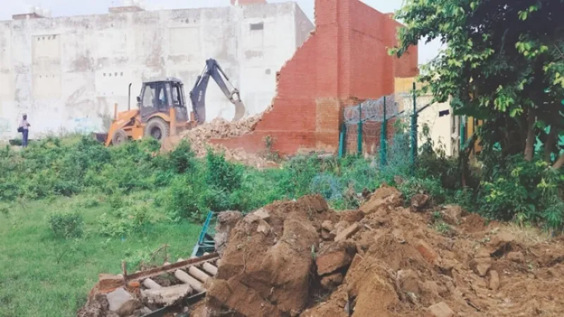 आगरा : ध्वस्तीकरण को सत्संगियों ने दी चुनौती, प्रशासन के साथ हुई हल्की झड़प - पुलिस ने 6 को लिया हिरासत में