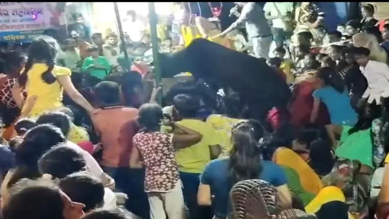 हरदोई : गणेश महोत्सव पंडाल में फिर घुसा छुट्टा सांड,भगदड़ में कई घायल