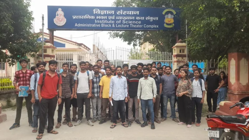 वाराणसी : अटेंडेंस कम होने से रुका BHU के छात्रों का एडमिट कार्ड, किया प्रदर्शन 