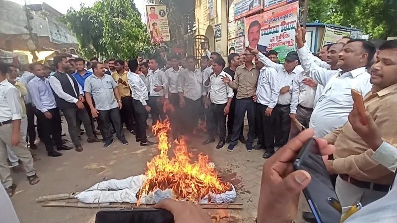 हापुड़ लाठीचार्ज : बहराइच में वकीलों ने जलाया यूपी सरकार का पुतला, किया प्रदर्शन