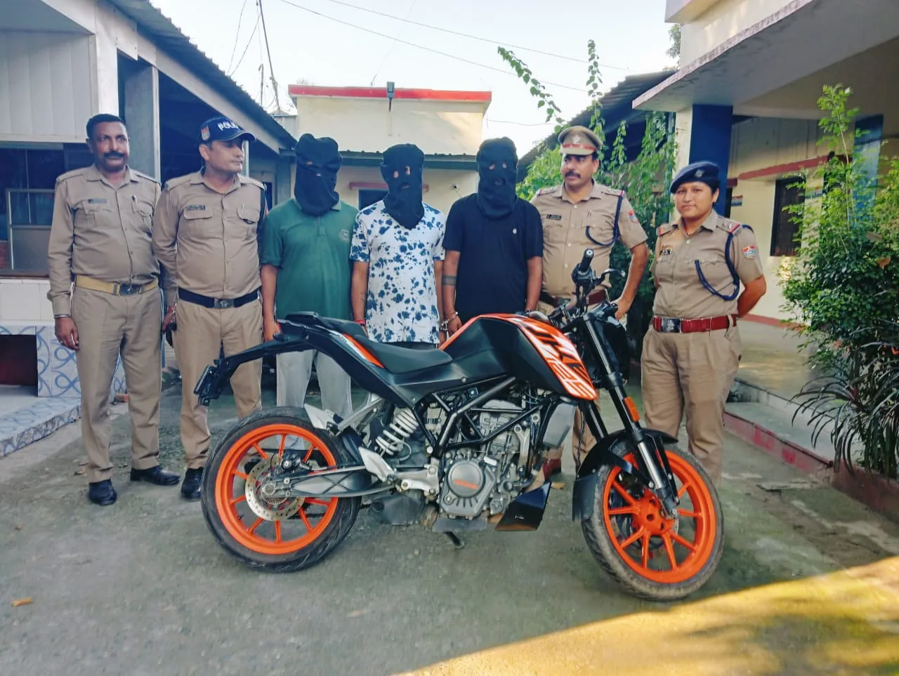 किच्छा: फाइनेंस एवं बैंक कर्मचारी बताकर बाइक स्वामी से बाइक छीनने वाले दो पकड़े