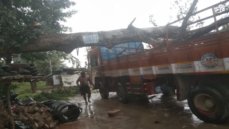 बहराइच में बदला मौसम - तेज आंधी से ट्रक पर गिरा पेड़, हवा में उड़ गया झूला
