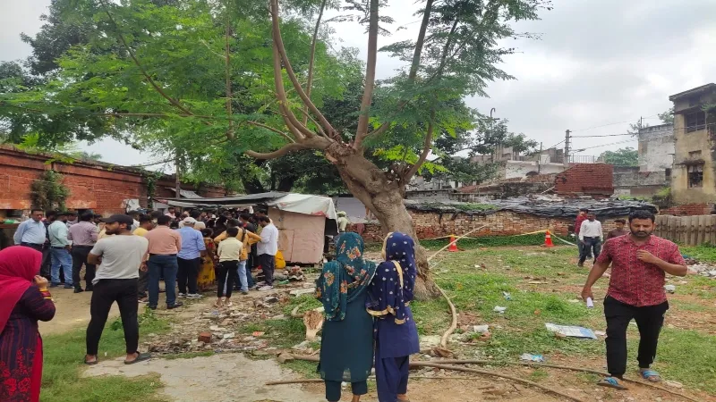 लखनऊ रेलवे क्वार्टर हादसा : 100 से अधिक मकान जर्जर, लोग बोले - विभागीय लापरवाही ने ली परिवार की जान 