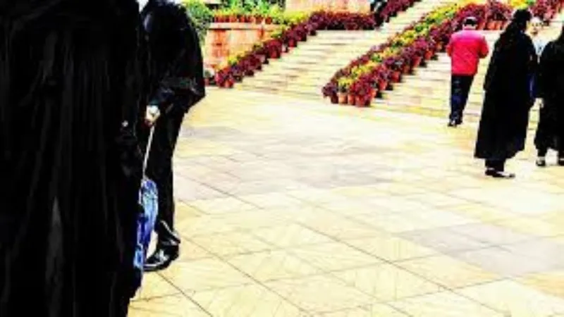 लाठीचार्ज के विरोध में हापुड़ के वकीलों का कार्य बहिष्कार जारी 