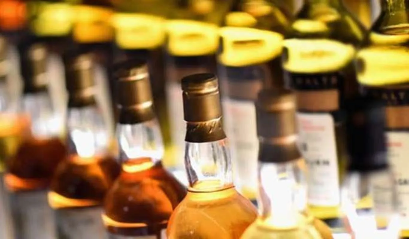 बिन्दुखत्ता: शराब माफिया खुले में बेच रहे अवैध अंग्रेजी शराब  