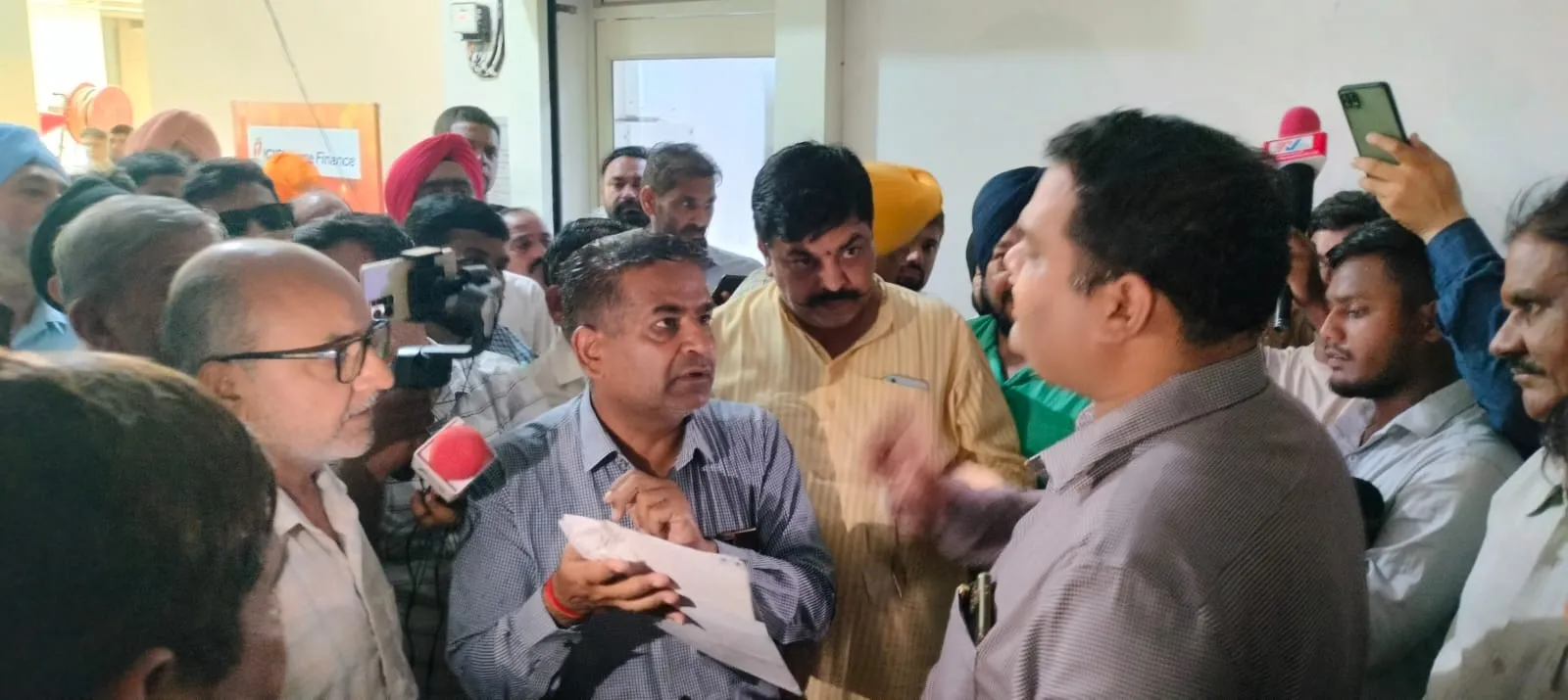 रुद्रपुर: दुकानदारों ने जुलूस निकाल किया एनएचएआई परियोजना निदेशक का घेराव 