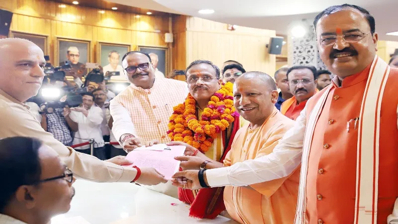लखनऊ : दिनेश शर्मा ने राज्यसभा उपचुनाव के लिए भरा नामांकन पत्र, सीएम योगी रहे मौजूद 