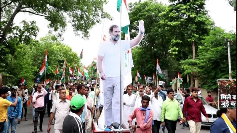 लखनऊ : Congress ने शहीद स्मारक से निकाली भारत जोड़ो यात्रा, कहा- देश नफरत से नहीं प्यार से चलेगा