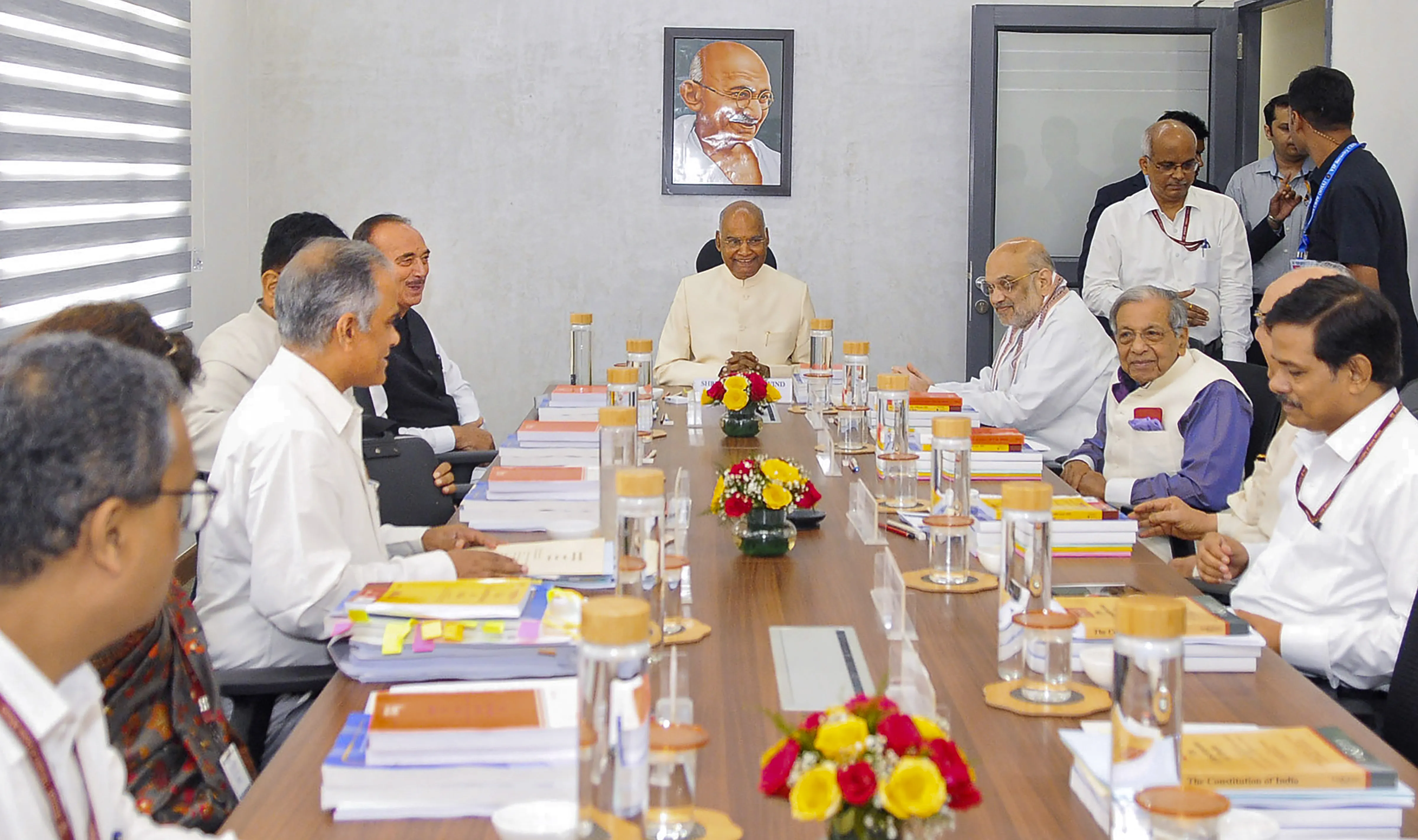 एक साथ चुनाव: समिति ने सुझाव देने के लिए राजनीतिक दलों और विधि आयोग को आमंत्रित करने का लिया निर्णय 