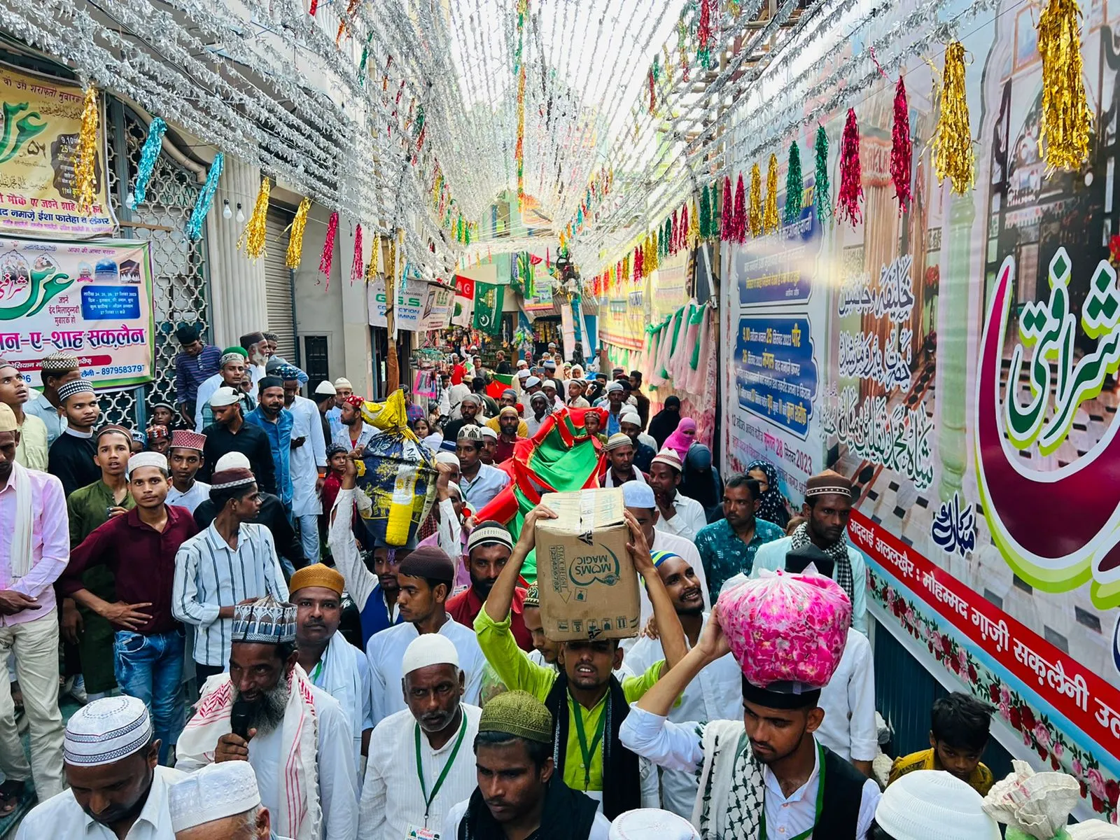 बरेली: आज से होगा 56 वें उर्स-ए-शराफती का आगाज, दरगाह शराफत मियां पर पहुंचने लगे चादरों के जुलूस