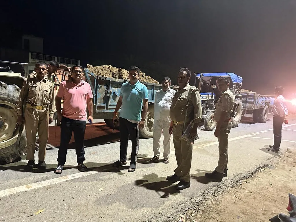 बरेली: आधी रात को नायब तहसीलदार ने सात ट्रैक्टर और दो ट्रकों को सीज किए