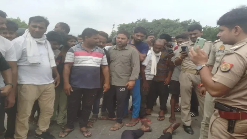 प्रयागराज : डंपर से कुचलकर स्कूटी सवार पति की मौत, पत्नी गंभीर