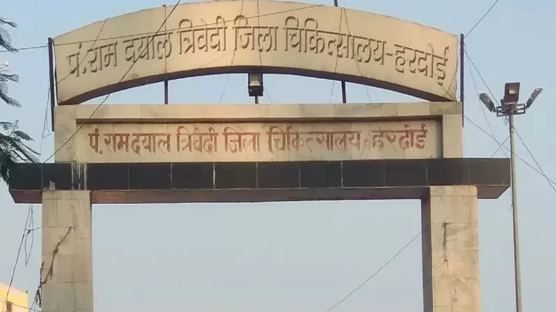 हरदोई मेडिकल कालेज के पीछे कूड़े के ढेर में मिला नवजात का शव