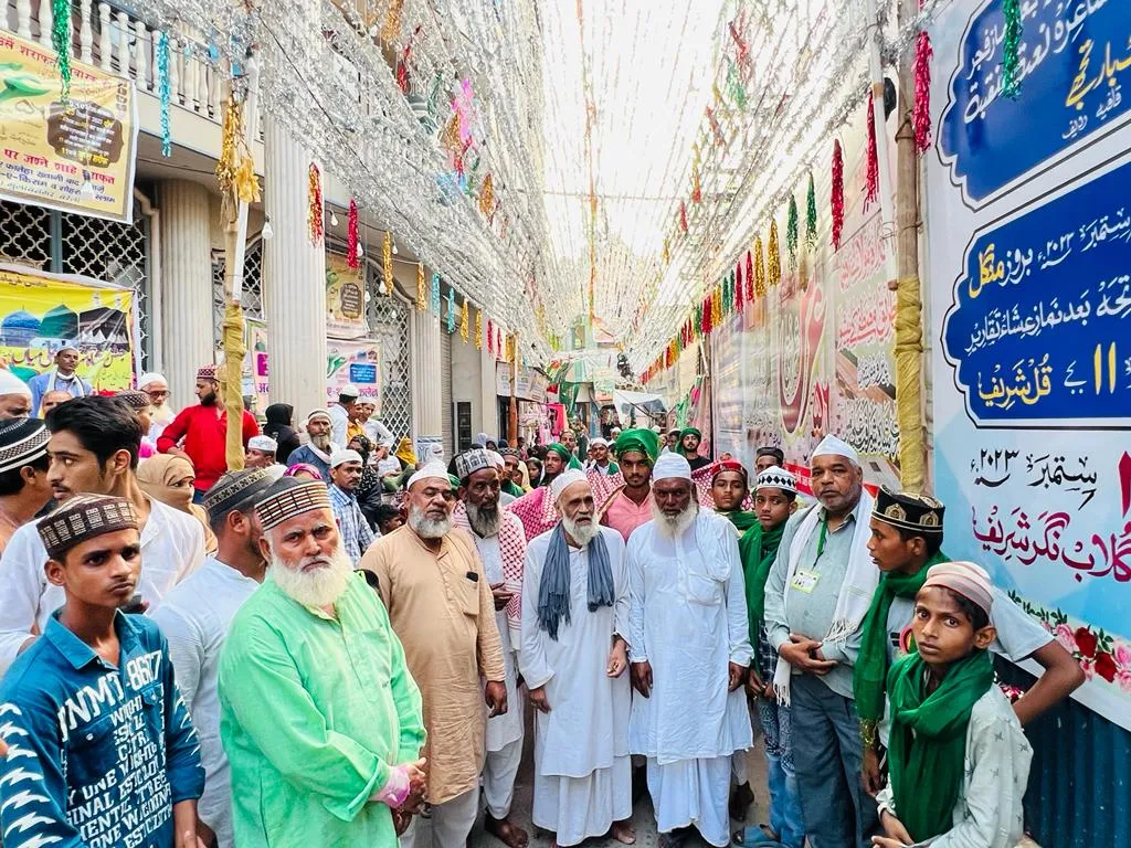 बरेली: उर्से शराफती में शिरकत कर रहे जायरीन, दिनभर पहुंचते रहे गांव और कस्बों से चादरों के जुलूस 