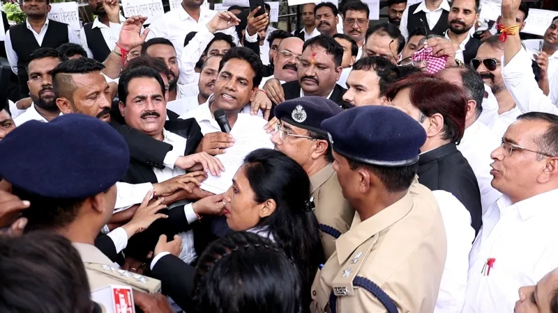 हापुड़ घटना को लेकर वकीलों का प्रदर्शन, मांगे पूरी नहीं हुई तो सीएम आवास का करेंगे घेराव