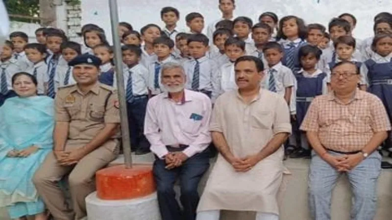 प्रयागराज में टीचर बनकर मंत्री असीम अरुण ने लगाई पाठशाला, बच्चों को पढ़ाया हिंदी व्याकरण