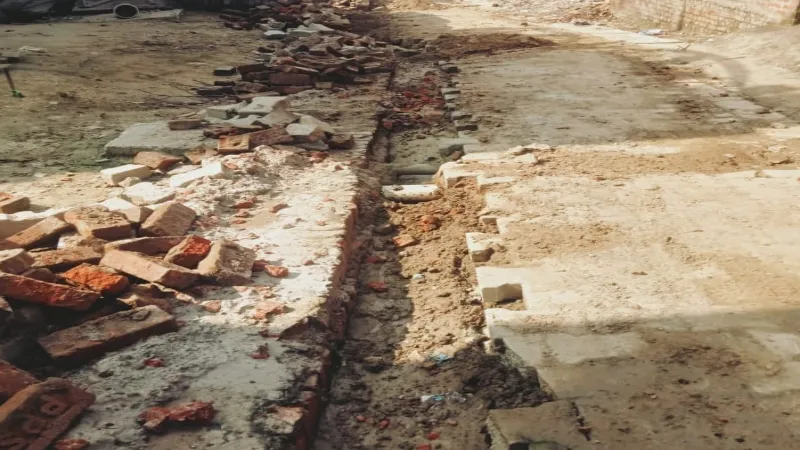 अयोध्या : सड़क खोद डाल रहे थे पाइप लाइन, पीडब्लूडी ने रोका कार्य 