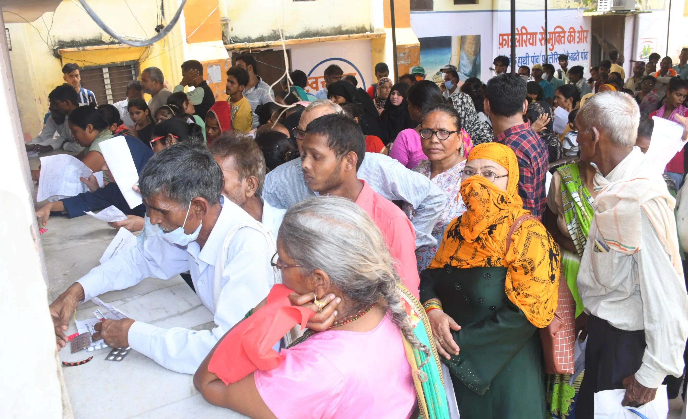 बरेली: आधे से भी कम फार्मासिस्ट तो कैसे मिले संजीवनी