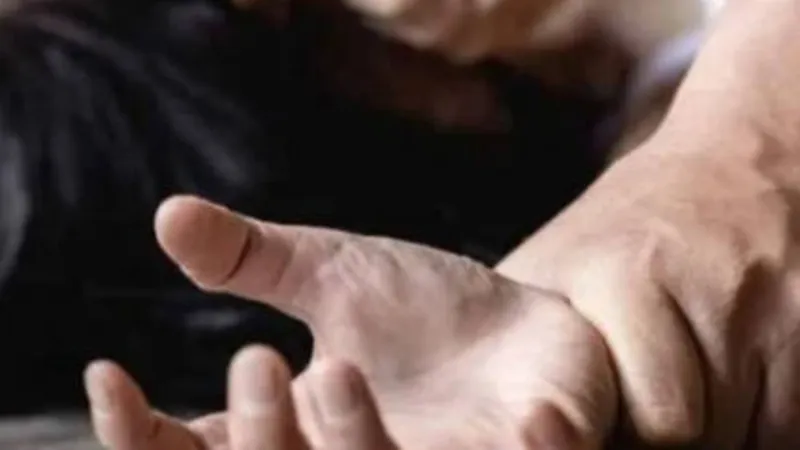 प्रयागराज : दलित महिला से चलती कार में दुष्कर्म, दरोगा समेत चार सिपाहियों पर आरोप 