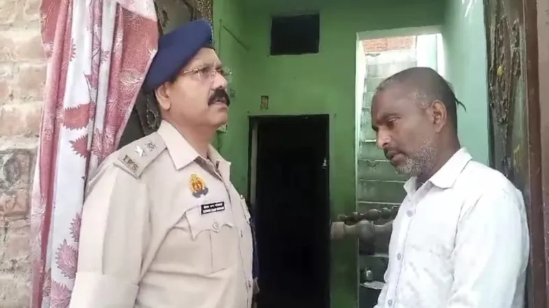 हरदोई में छेड़छाड़ की शिकार किशोरी के घर पहुंचे एसपी, कहा - कानून पर रखें भरोसा 