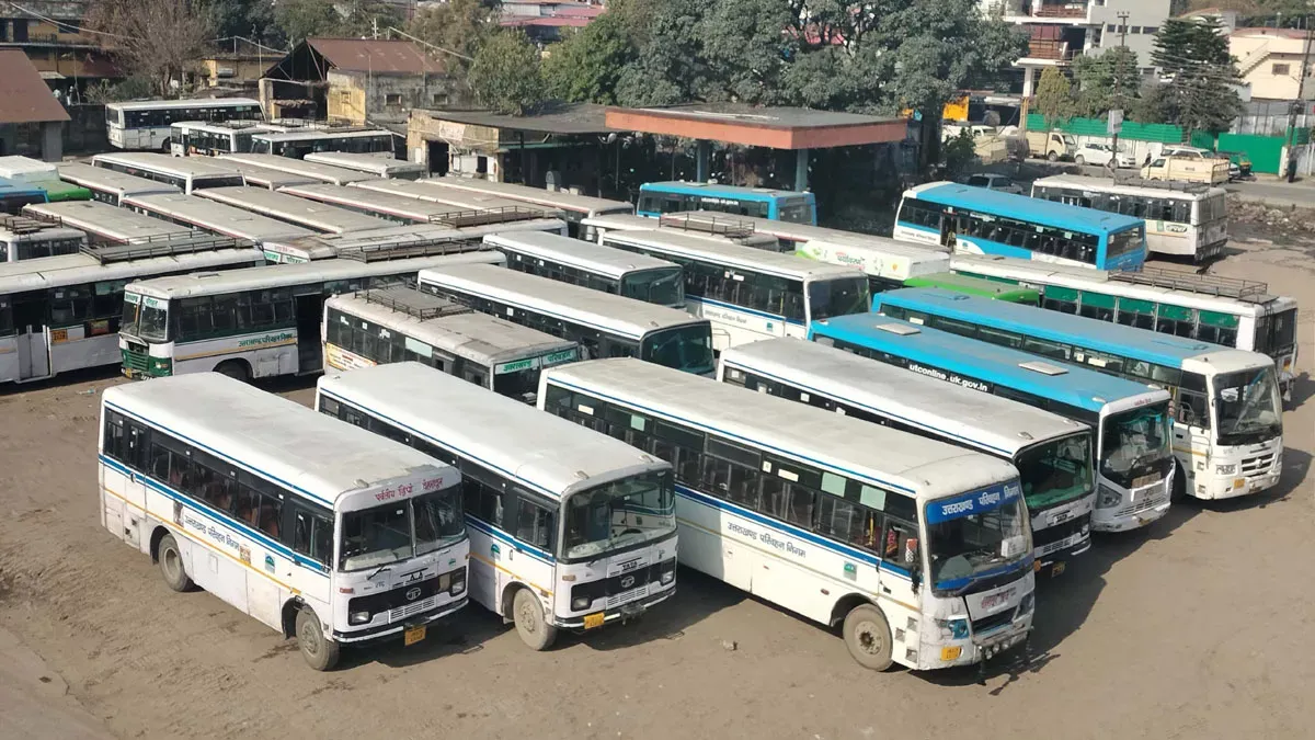 नैनीताल: 'बूढ़ी' बसें, थोड़ी दूरी पर ही हांफ जाती है सांसे...