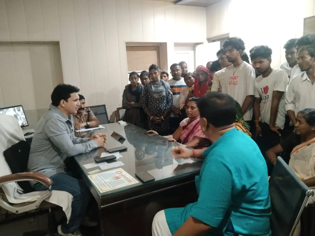 रुद्रपुर: अरुण हत्याकांड को लेकर सुभाष नगर के लोगों ने घेरी कोतवाली