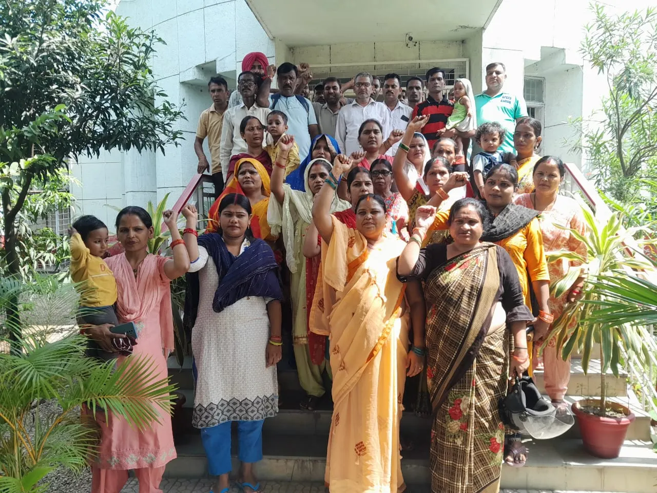 रुद्रपुर: इंटर्राक कंपनी श्रमिक परिवार के साथ पहुंचे डीएम दफ्तर...बहाली की उठाई मांग