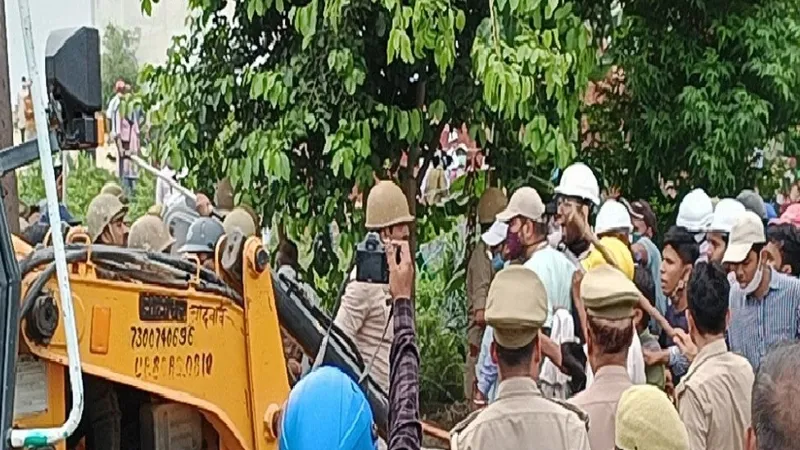 आगरा : सत्संग सभा को HC का मिला साथ, अतिक्रमण हटाओ अभियान के खिलाफ मिला दो दिन का स्टे - PM मोदी को लिखा सत्संगियों ने पत्र 