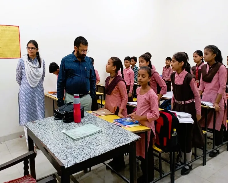 मुरादाबाद : वेतन न देने पर बीएसए का जवाब तलब, डीएम-सीडीओ ने किया प्राथमिक विद्यालयों का औचक निरीक्षण