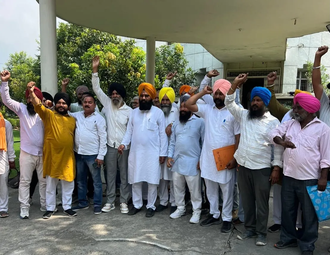 रुद्रपुर: जर्जर सड़कों की मरम्मत न होने से ग्रामीणों में आक्रोश, पहुंचे कलेक्ट्रेट