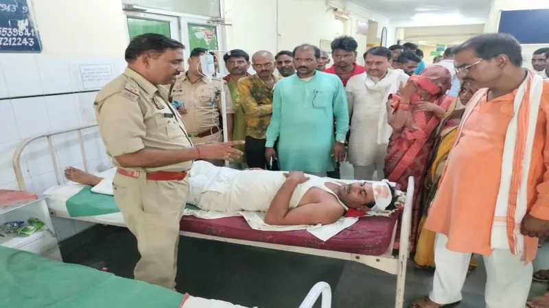 चित्रकूट : गौशाला में प्रधान और पुत्र पर जानलेवा हमला, प्रयागराज रिफर