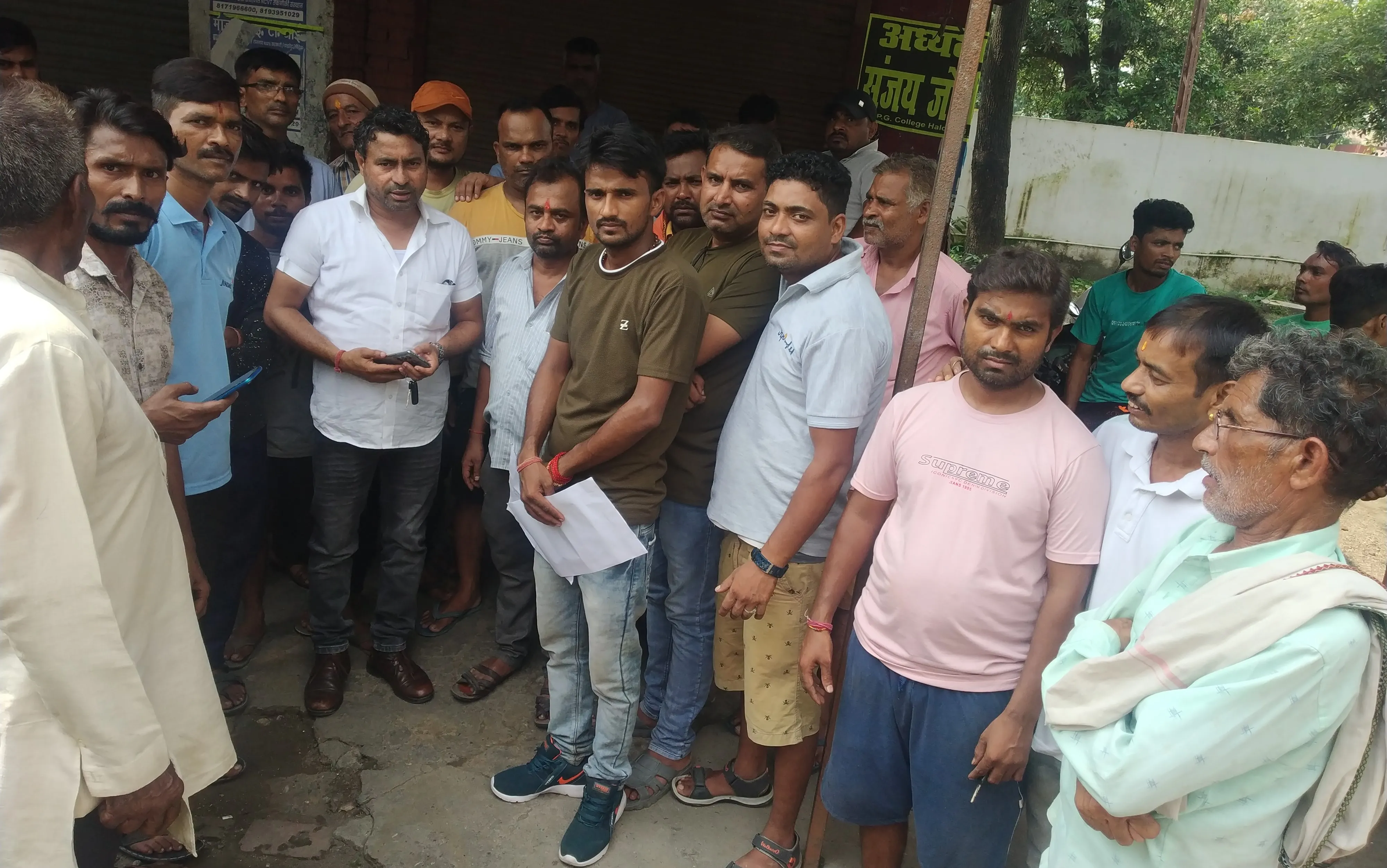 शांतिपुरी: अतिक्रमण हटाने के विरोध में नगला बाजार बंद, नुक्कड़ बैठक जारी