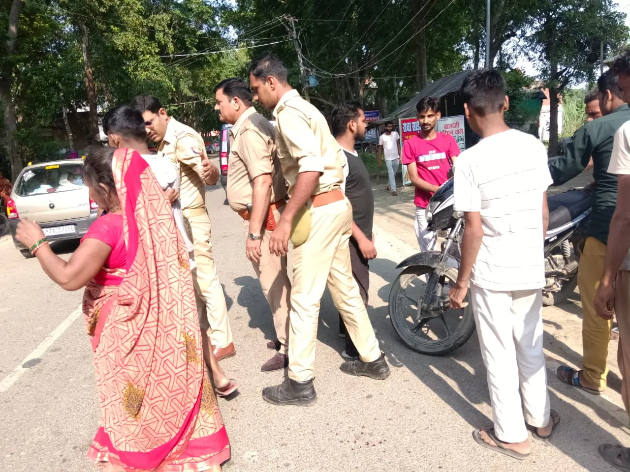 लखीमपुर खीरी: पुलिस की सरकारी गाड़ी से बाइक सवार को लगी टक्कर, हुआ घायल